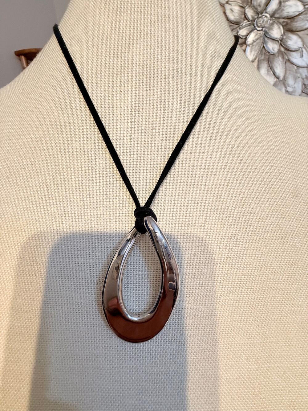 Vintage Lia Sophia Silver Teardrop Pendant 18+3”